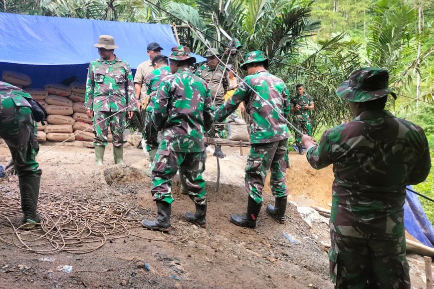 Dandim 0704 Banjarnegara kunjungi karya bakti Jembatan Garuda Desa Tlaga